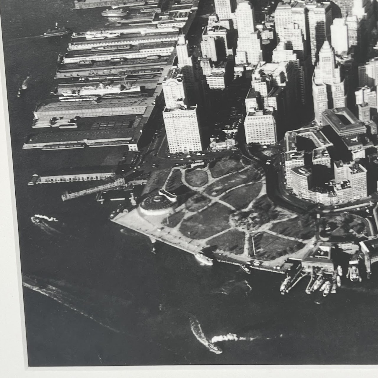 'The Akron in Flight Over NYC, 1931' Photograph