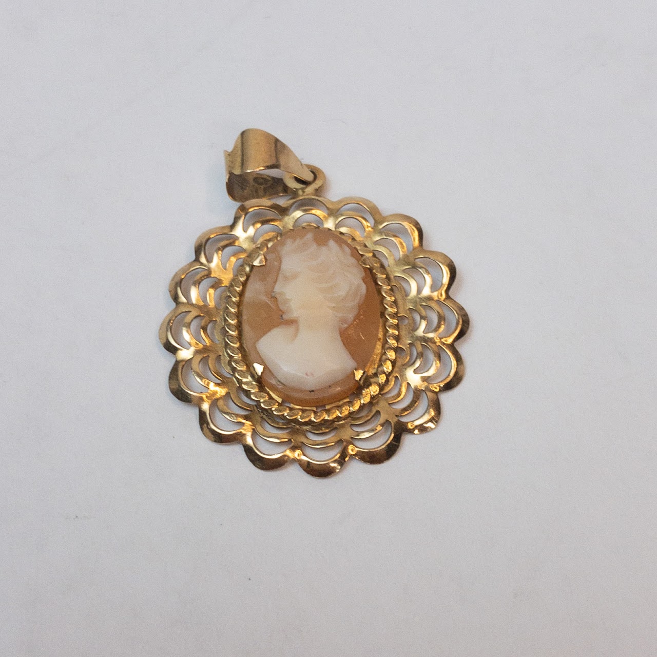 !4K Gold Cameo Pendant