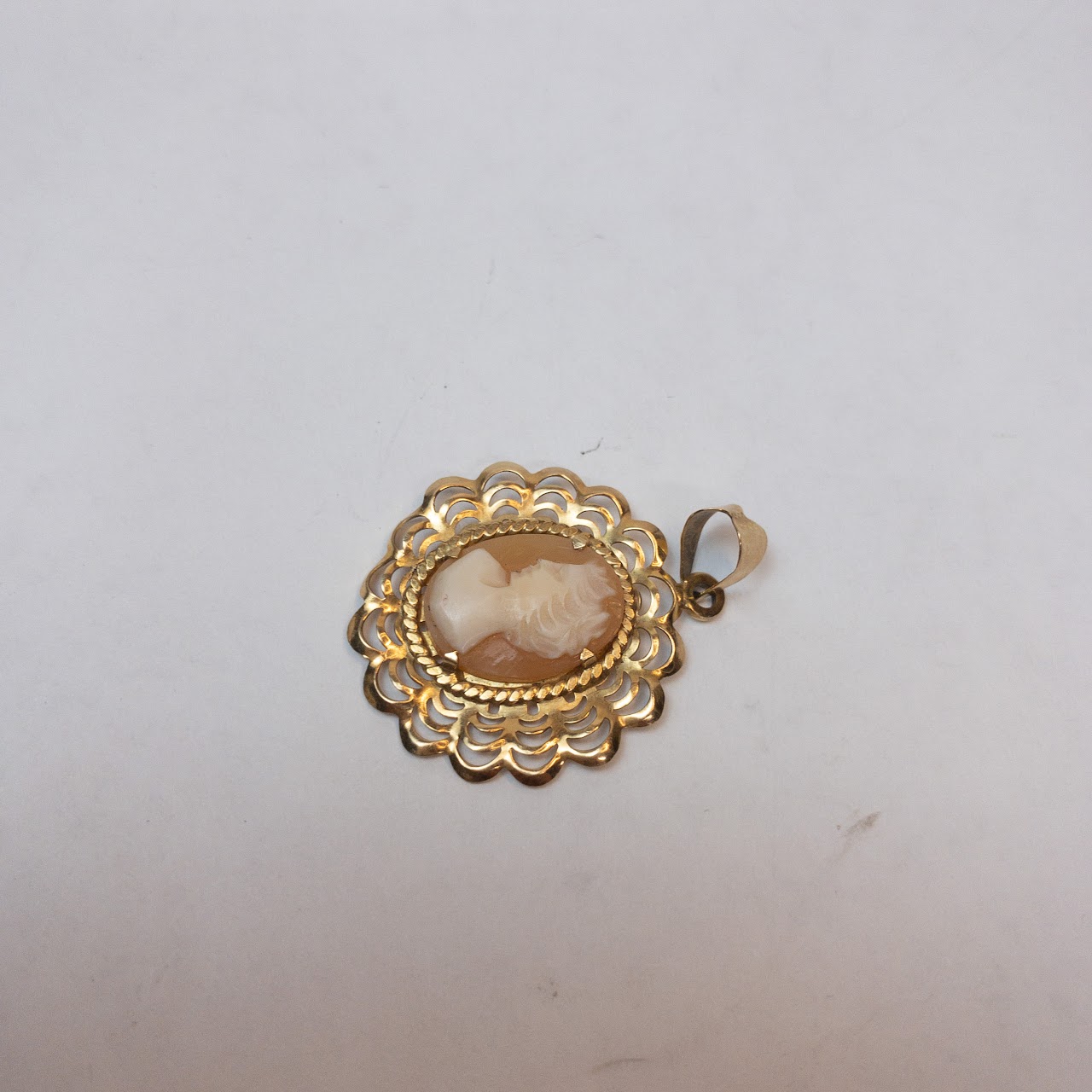 !4K Gold Cameo Pendant