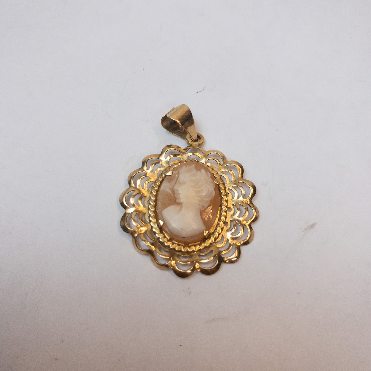 !4K Gold Cameo Pendant