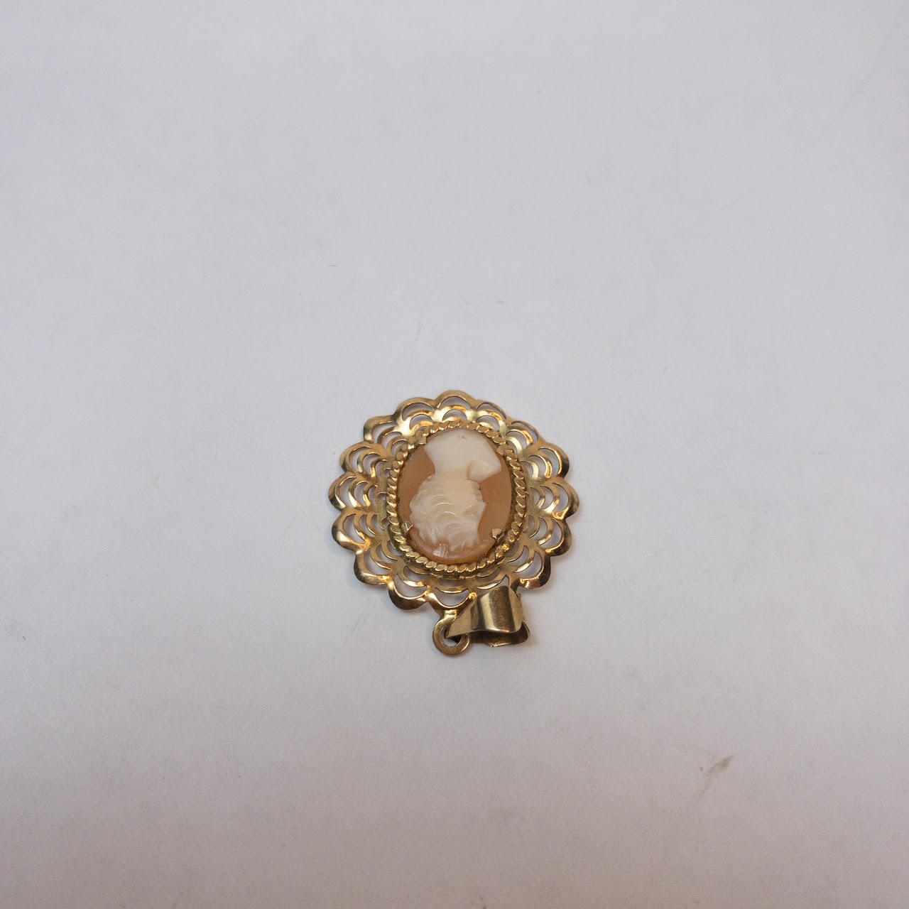 !4K Gold Cameo Pendant