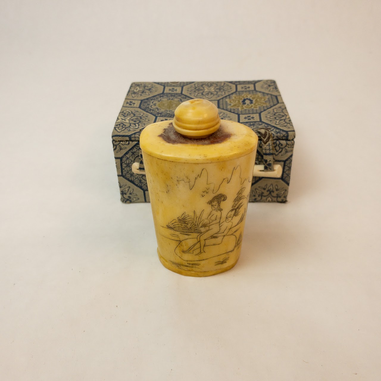 20th Century Japanese Erotic Shunga Scrimshaw Snuff Bottle