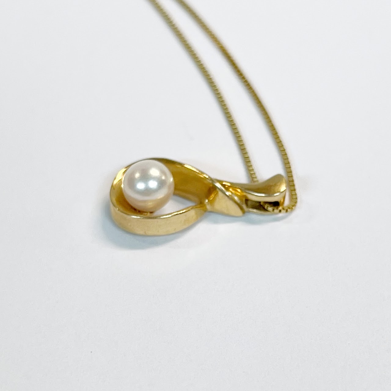 14K Gold and Pearl Bow Pendant Necklace