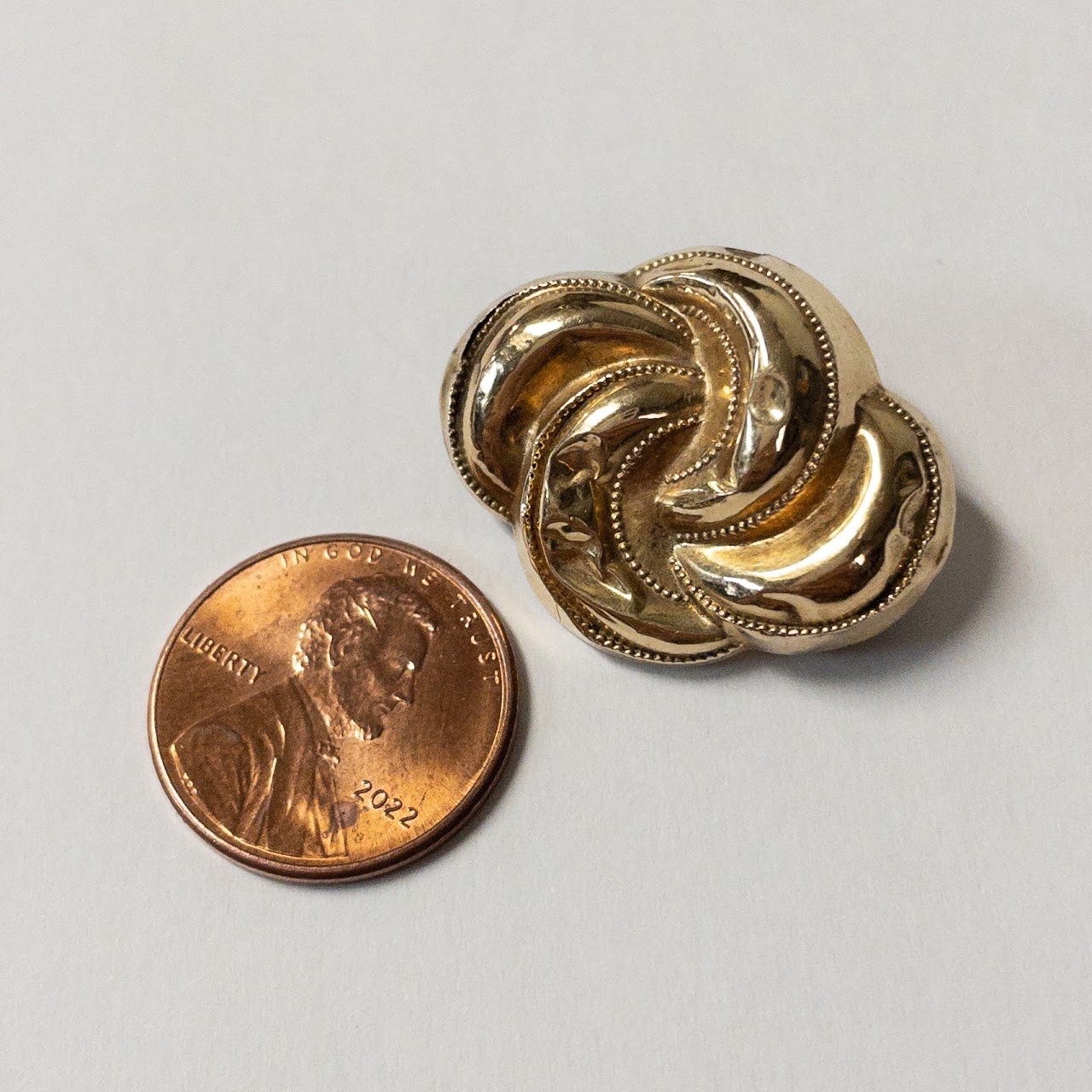 10K Gold Swirl Brooch