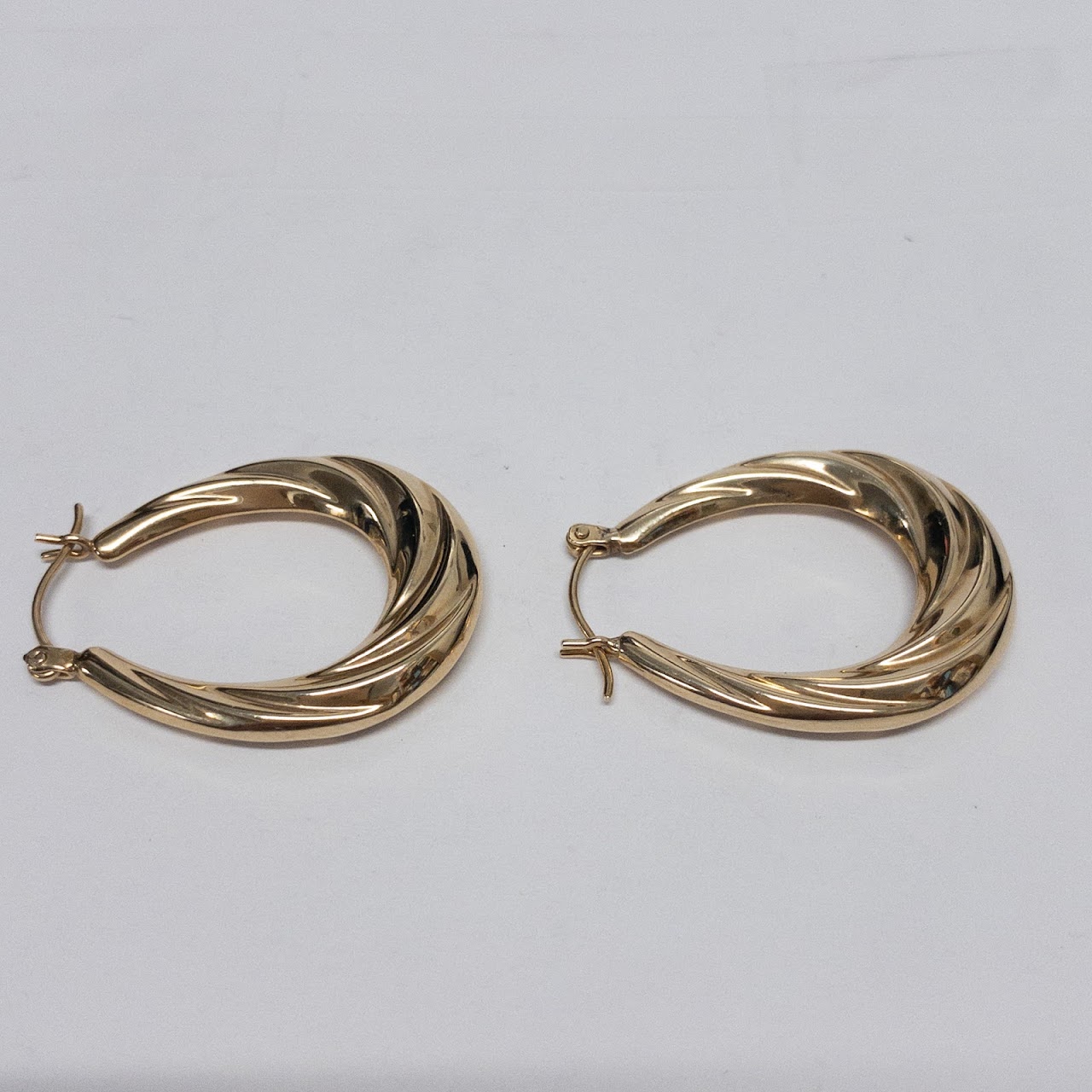 14K Gold Swirled Oval Hoop Earrings