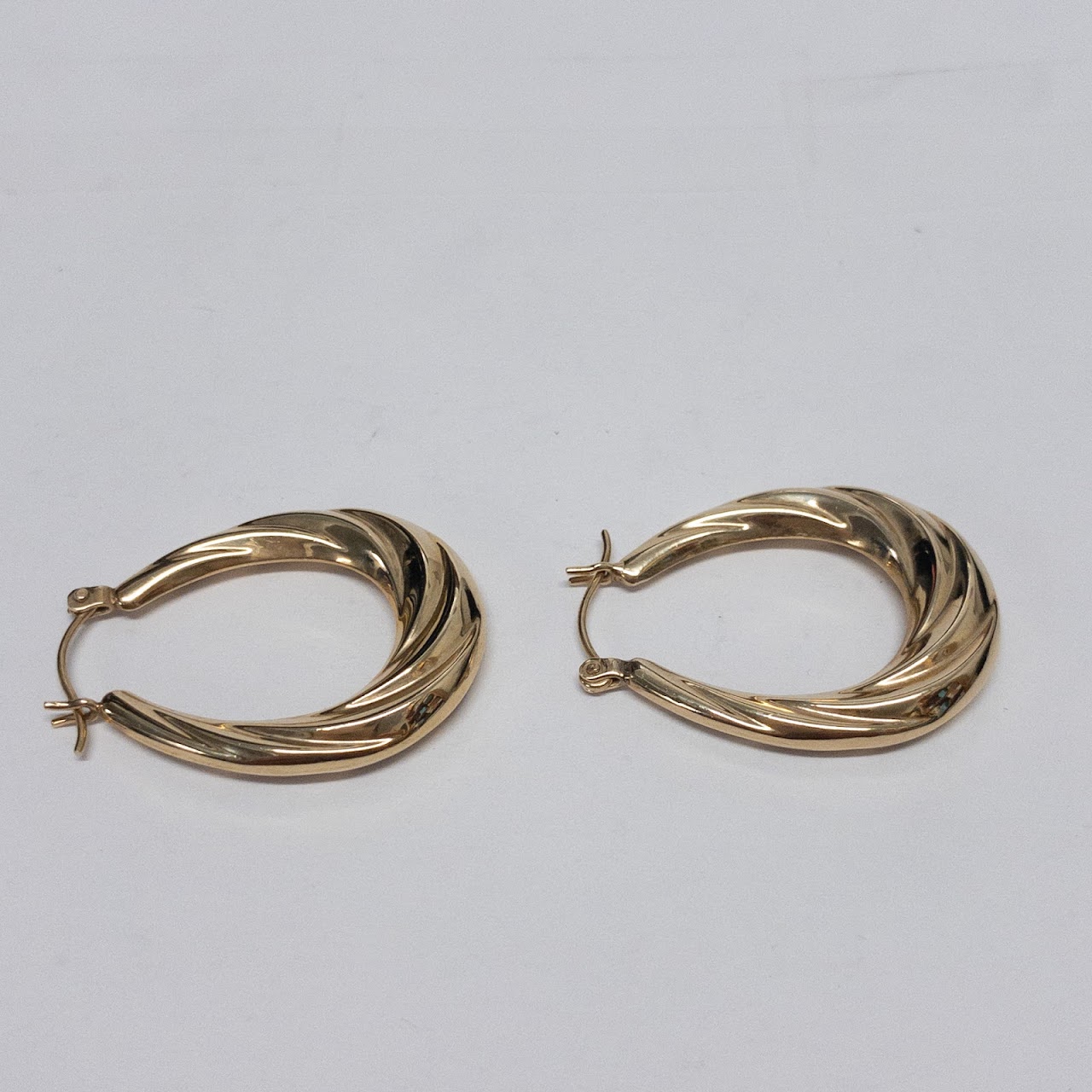 14K Gold Swirled Oval Hoop Earrings