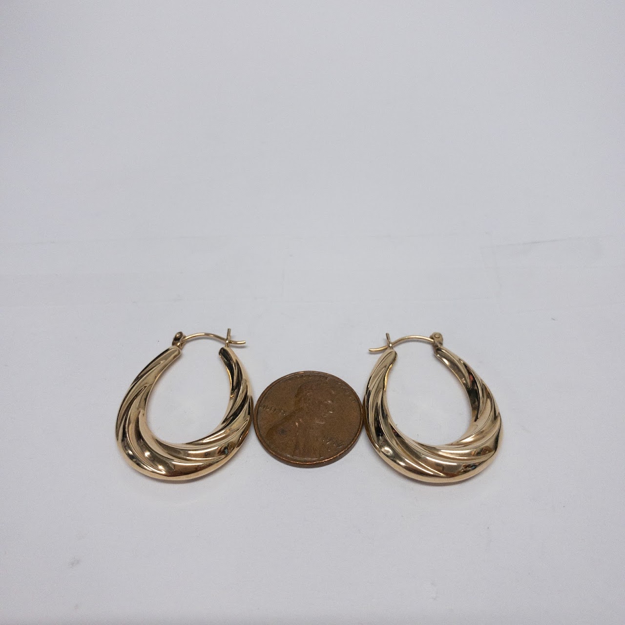 14K Gold Swirled Oval Hoop Earrings