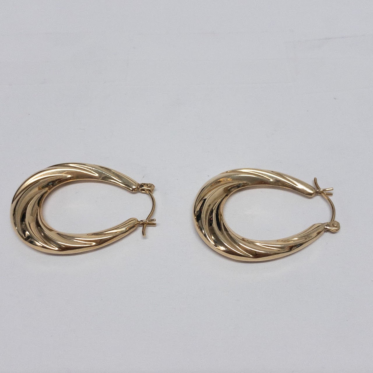 14K Gold Swirled Oval Hoop Earrings