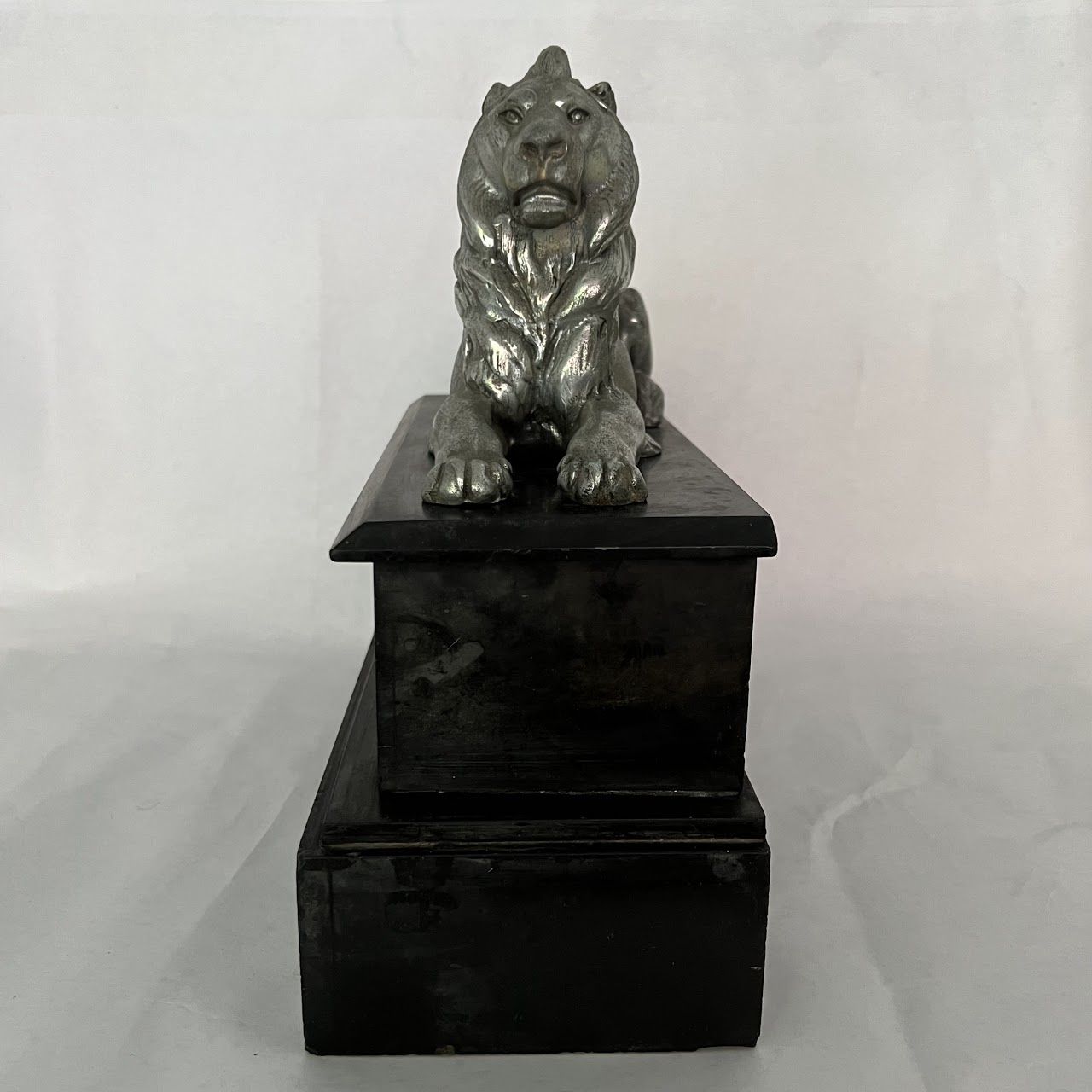 Metal Lion Sentential Statue