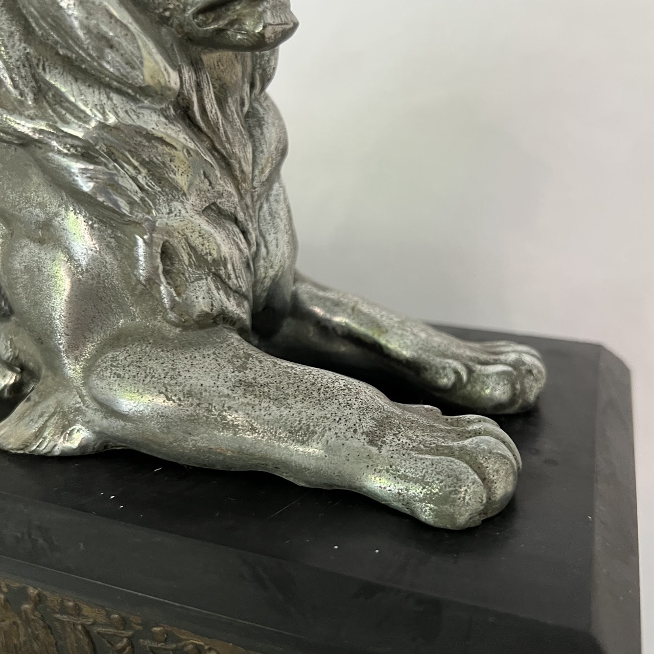 Metal Lion Sentential Statue