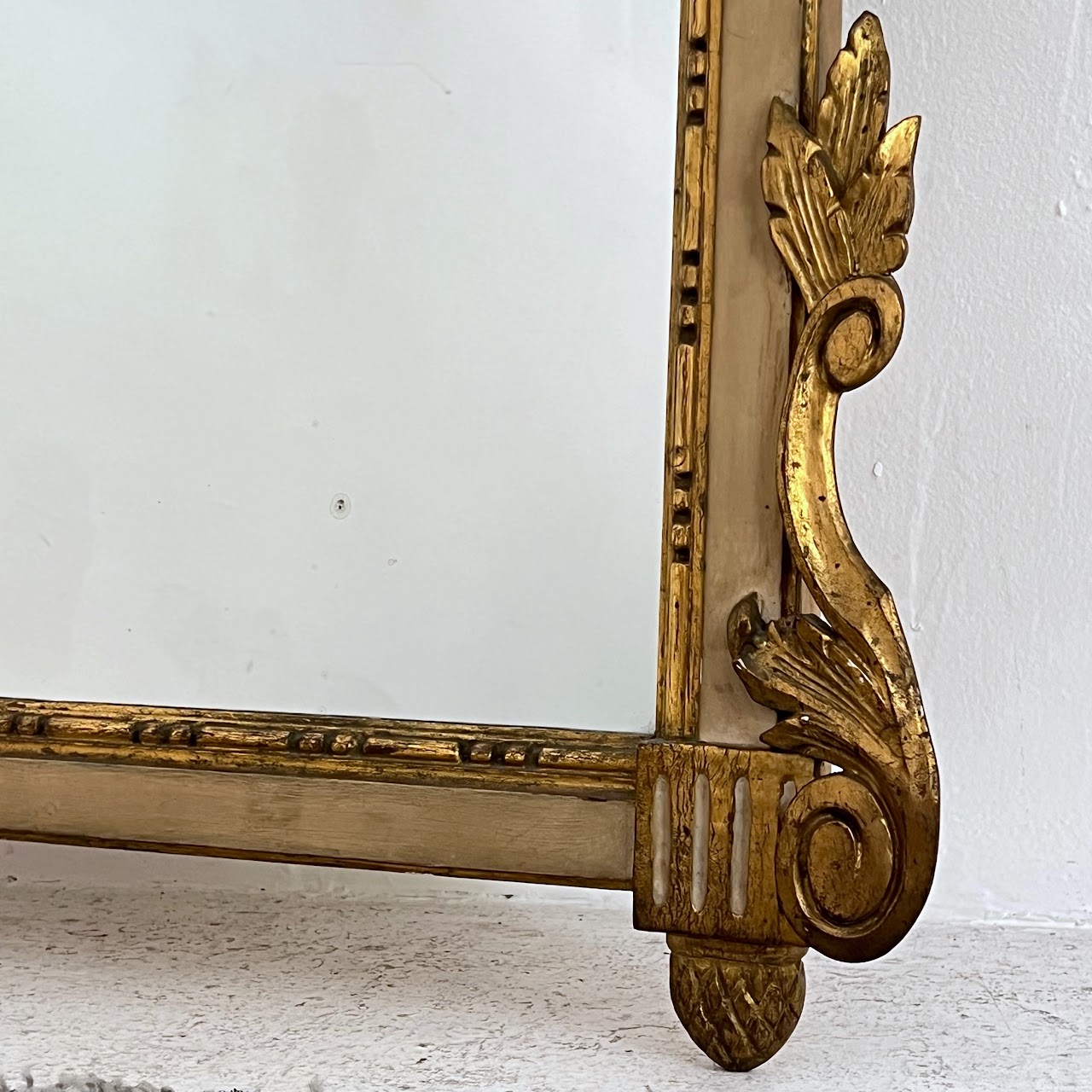 1960s Italian Giltwood Neoclassical Style Mirror