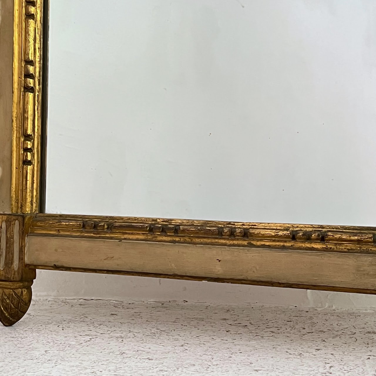 1960s Italian Giltwood Neoclassical Style Mirror